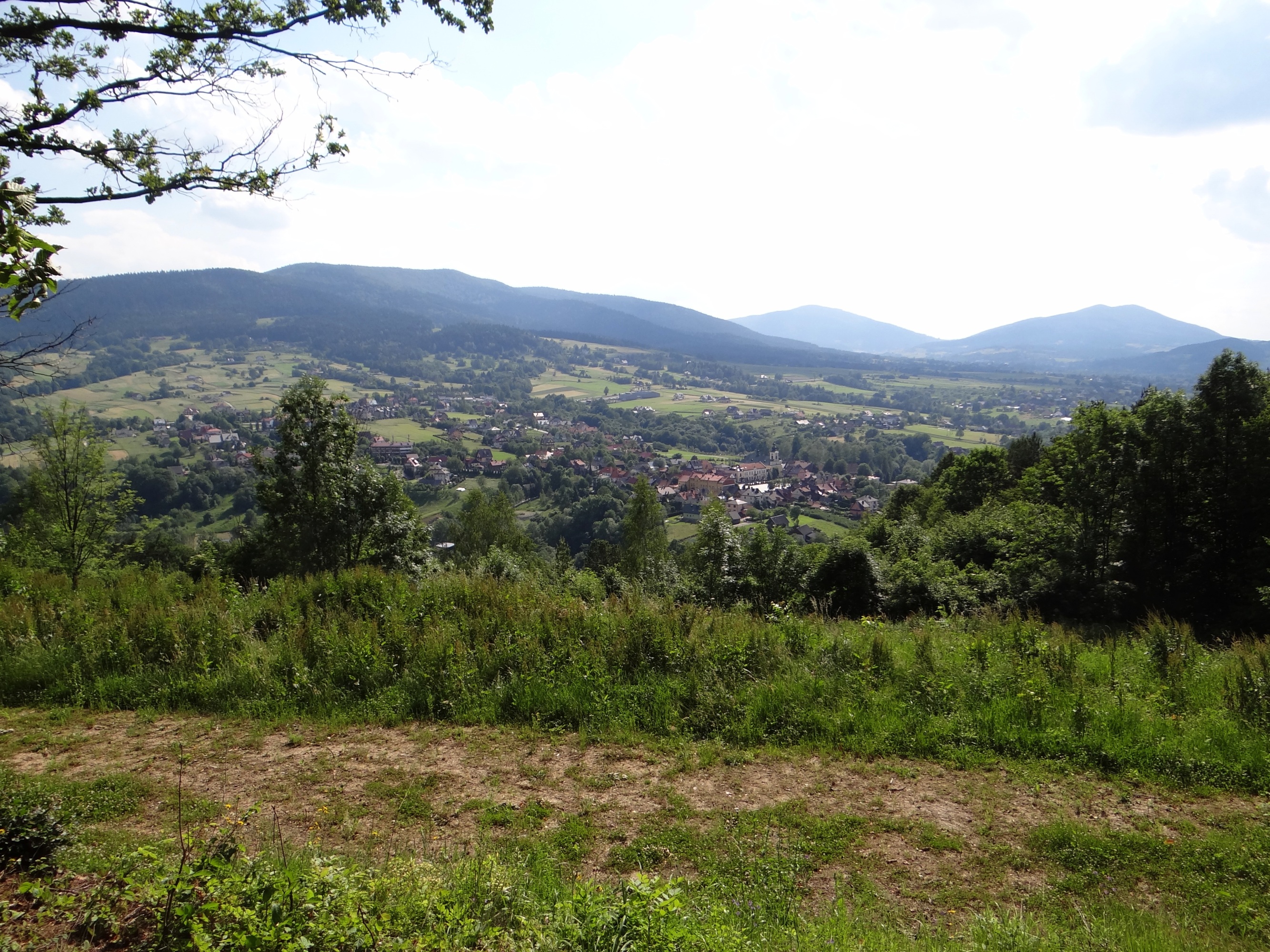 Tymbark_View_from_Paproci_Lopień_Ćwilin_Snieznica_2014_Jerzy_Opioła_CC-BY-SA-3.0.jpg